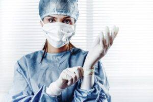 El origen de los guantes y mascarillas médicas