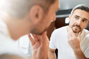 ¿En qué consiste el lifting facial masculino?