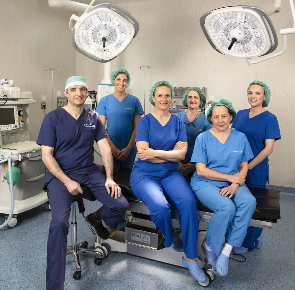 Equipo médico de Clínica Fernández en el quirófano, Oviedo